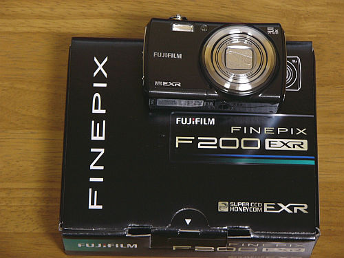 FINEPIX F200EXR()